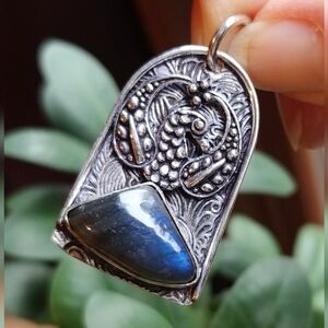 NWOT Natural Flash Labradorite Artisan Crafted .925 Sterling Overlay Pendant